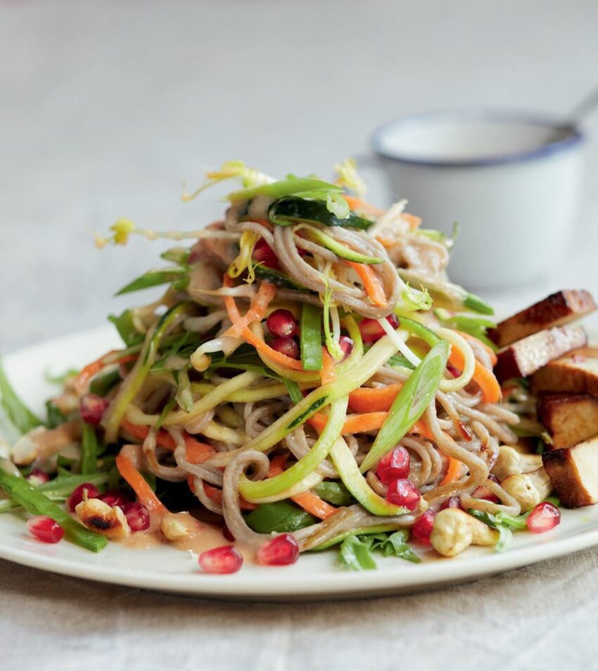 Insalata di noodles e spiedini di tofu.